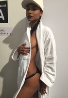 New face Laryssa Morais sensualiza nos bastidores do SPFW