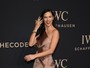 Adriana Lima investe em fenda e quase é traída por vestido