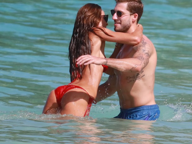 Izabel Goulart e o namorado, Kevin Trapp, em praia em St. Barth (Foto: Grosby Group/ Agência)