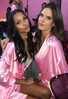 Veja tops como Adriana Lima, Gigi Hadid e Kendall Jenner nos bastidores do desfile da Victoria's Secret 