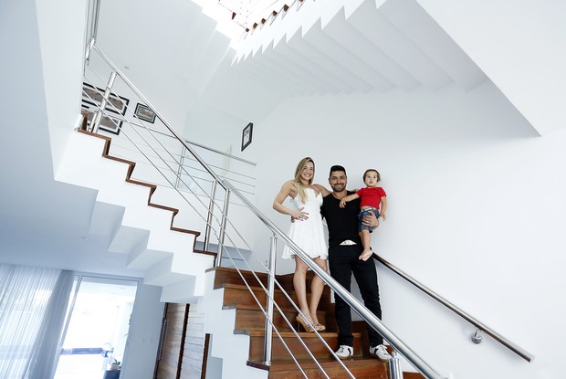 Ana De Biase abre sua casa triplex de 900 m² na Barra de Tijuca, no RJ, e mostra detalhes da decoração dos ambientes ao lado do marido, João Tristão, e do filho, João Vitor (Foto: Marcos Serra Lima / Ego)