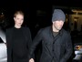 Rosie Huntington, grávida, usa vestido justo em jantar com Jason Statham