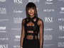 Naomi Campbell deixa barriga à mostra em premiação nos EUA