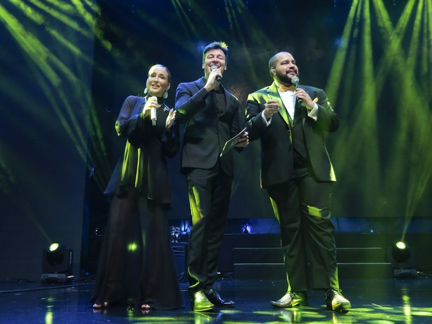 Claudia Leitte, Rodrigo Faro e Tiago Abravanel cantam em evento em São Paulo (Foto: Rafael Cusato/ Brazil News)