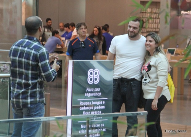 Rodrigo Lombardi em shopping do Rio (Foto: Marcus Pavão / AgNews)