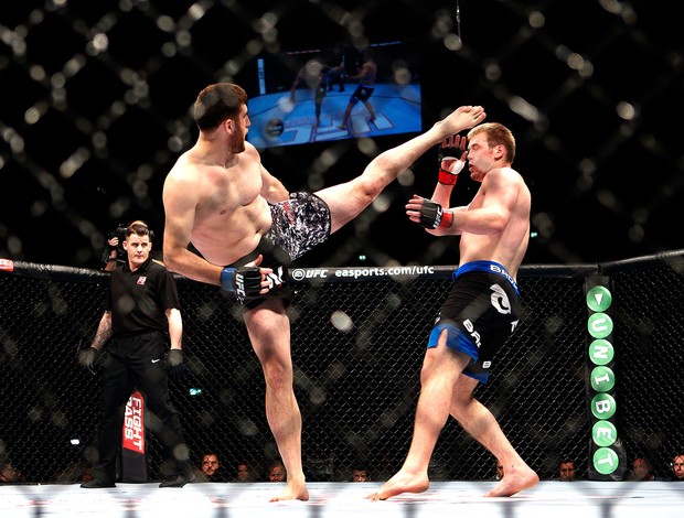 Ruslan Magomedov e Viktor Pesta luta UFC em Berlim (Foto: AFP)