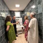 Benicàssim aposta pel turisme inclusiu amb el primer hotel amb higiene adaptada per a persones ostomitzades del litoral valencià