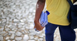 GRAVATAÍ, RS, BRASIL - 17/03/2017 : Precariedade nos serviços dos Correios sobrecarregam os carteiros que seguem trabalhando, como o funcionário Márcio. Obs.: NÃO PODEMOS IDENTIFICÁ-LO. (FOTO: BRUNO ALENCASTRO/AGÊNCIA RBS) (Agencia RBS/Bruno Alencastro)