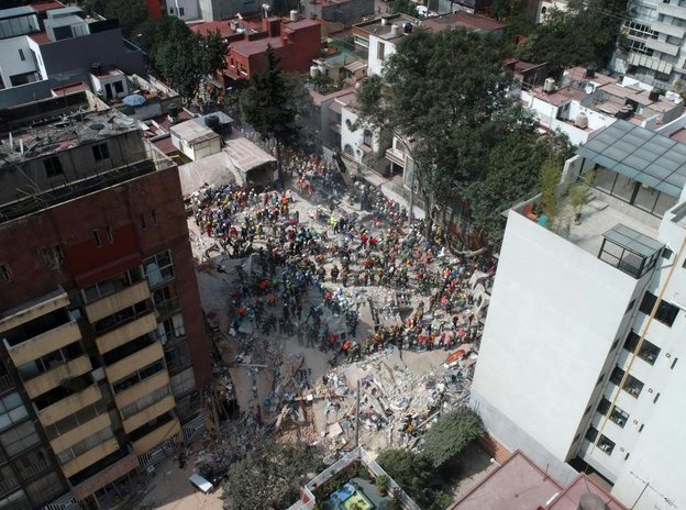 Imagem mostra bombeiros, policiais, soldados e voluntários trabalhando nas buscas por sobreviventes em escombros na Cidade do México (AFP/MARIO VAZQUEZ)