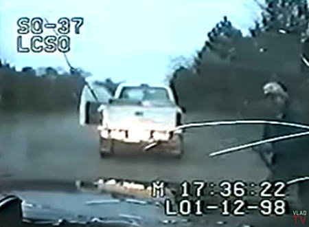 違反車両を停止させた警察官が男に射殺されるという衝撃映像