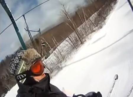 スキーヤーがコース脇の木に衝突して亡くなった事故の映像。リフトの上から。