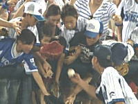 プロ野球選手が子供に渡したボールを全力で奪い取る大人の映像が酷すぎると話題