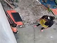 棒で叩き頭を蹴り。母親が2歳の女の子を虐待している映像。母親失格逮捕されて。