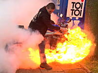 これはオーバーヒート?バーンアウトしていたバイクが燃えちゃうビデオ。