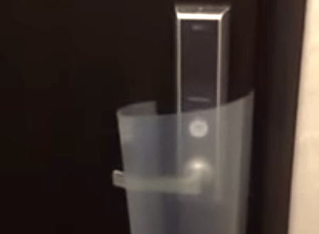 ホテルのオートロックを信用してはいけない。薄いプラ板で簡単に開けられてしまう動画。