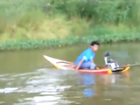 一見沈没しかけてるように見えるボートがめちゃくちゃはええwww