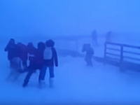 12月の平均気温-37.9℃という極寒の地で生活する小学生たちの帰宅風景