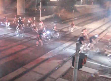 自転車の集団暴走で死亡事故。遮断機の下りた踏み切りに進入した22歳がはねられる。