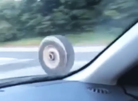 トラックから脱落した大型タイヤが反対車線に飛び込み大事故に。これは恐ろしい。