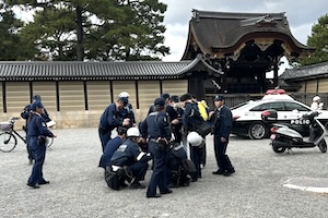 【動画像】京都御苑でドローンを飛ばした中国人、警察に囲まれる。