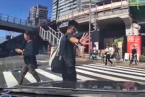 【東京】運転適性ゼロ。横断歩道でイキりまくるレガシィ乗りの動画が人気に。