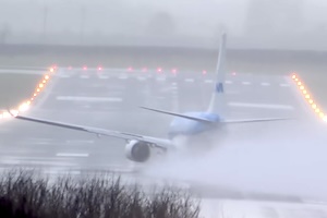 【動画】強力な風で横滑りしながら離陸するボーイング737がニューキャッスル空港で撮影される。