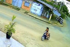 【動画】ぜんぜん曲がれてない。バイク女子の大事故を記録した防犯カメラ。