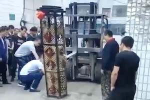 【動画】フォークリフトで引き抜こうとした柱がバチーン。中国で撮影された不幸な事故。