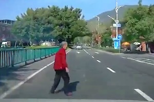 【動画】これはキツい。無警戒で道路を横断する老人をはねてしまうドラレコ(´･_･`)