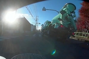 【東京】横断歩道停止でミキサー車に殺されかけたバイクの車載が(((ﾟДﾟ)))