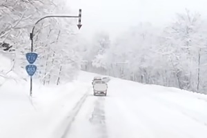 【北海道】雪道で2台抜きした車が左右の雪溜まりに突っ込んでしまうｗｗｗ