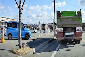 【兵庫】なぜ譲った（笑）歩道の段差に気づかずに出てくるルーミー乗りの動画が（笑）