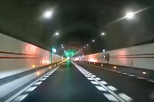 【動画】何が起きてる？トンネル内で何度も爆発しならが走る車が目撃される。