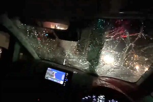 【動画】鎌倉のフロントガラス破壊男ヤバすぎワロタ。