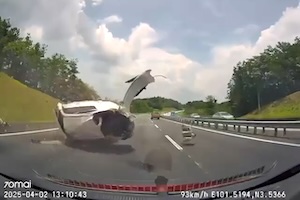 【動画】目の前で事故った車から運転手が放り出される衝撃のドラレコ。
