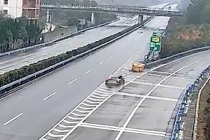 【事故】高速道路の出口分岐でぶっ飛んでしまったテスラ・モデルYの映像。