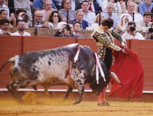 Roca Rey cambió el ánimo del público con seis estatuarios, clavado en la arena; otro más, cruzándose y el pase del desprecio.