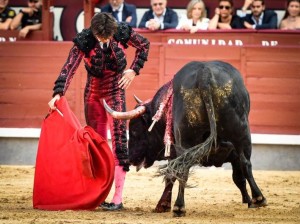 Dominó por completo a su primer toro, corrigiéndole la incuerta embestida por el pitón derecho.