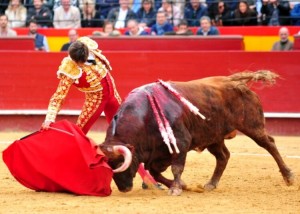 Foto: Mundotoro Buen derechazo, largo y de mano baja al tercer toro