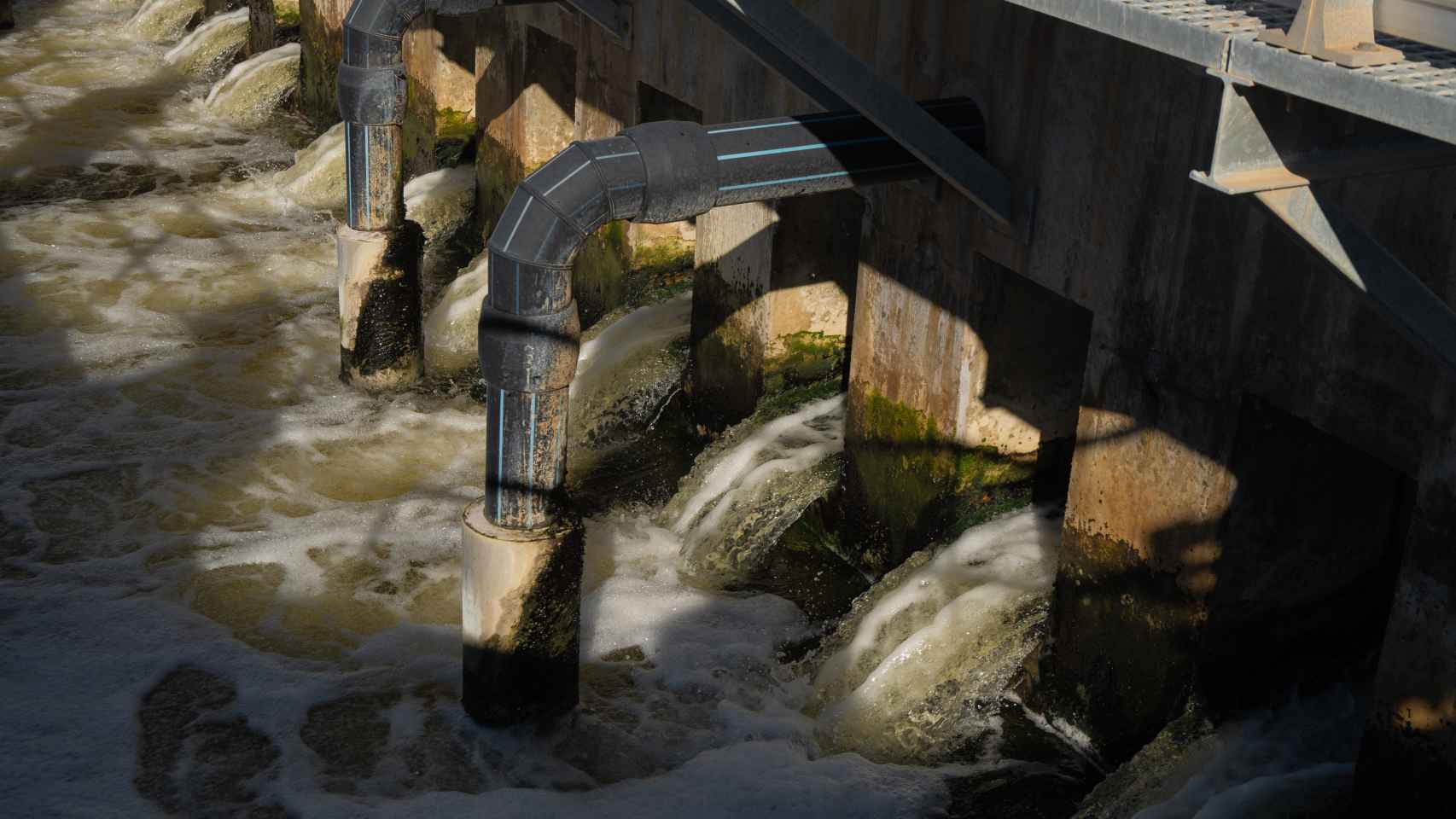 Detalles de la zona de microfiltración de agua de una estación depuradora de Aigües de Barcelona