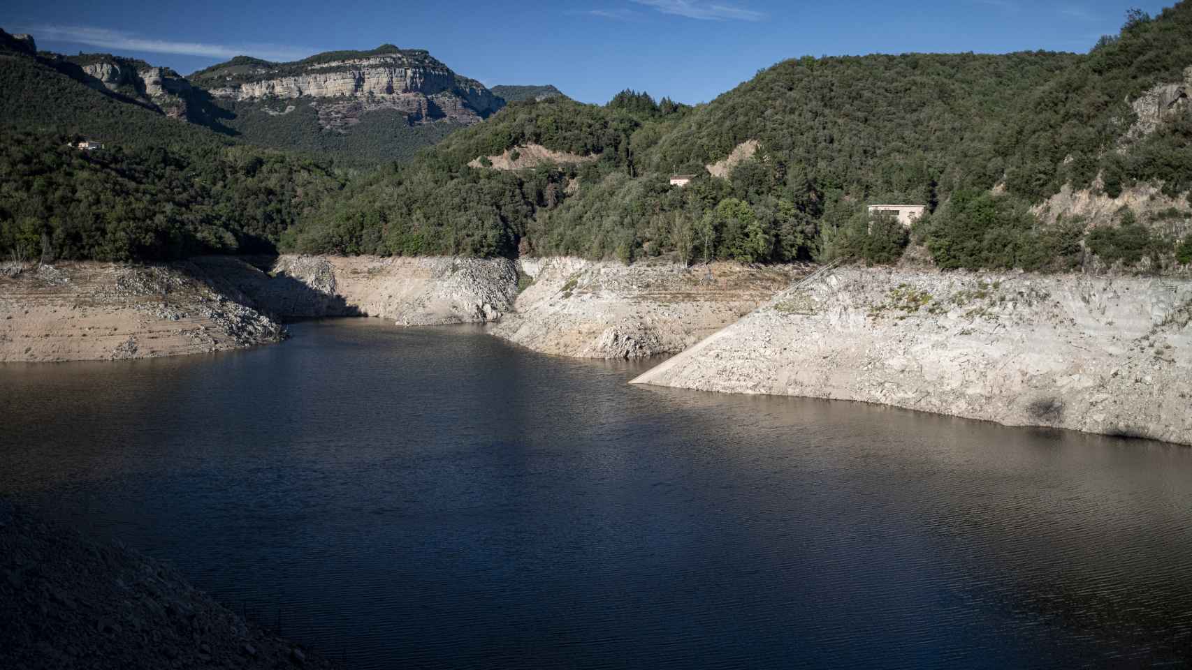 Vistas del pantano de Sau en sequía