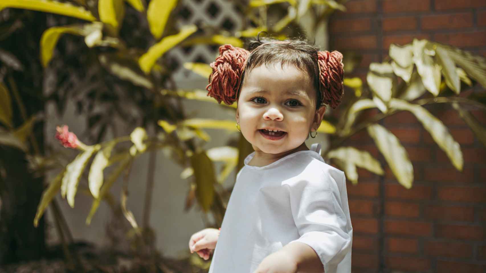 Una niña con dos moños