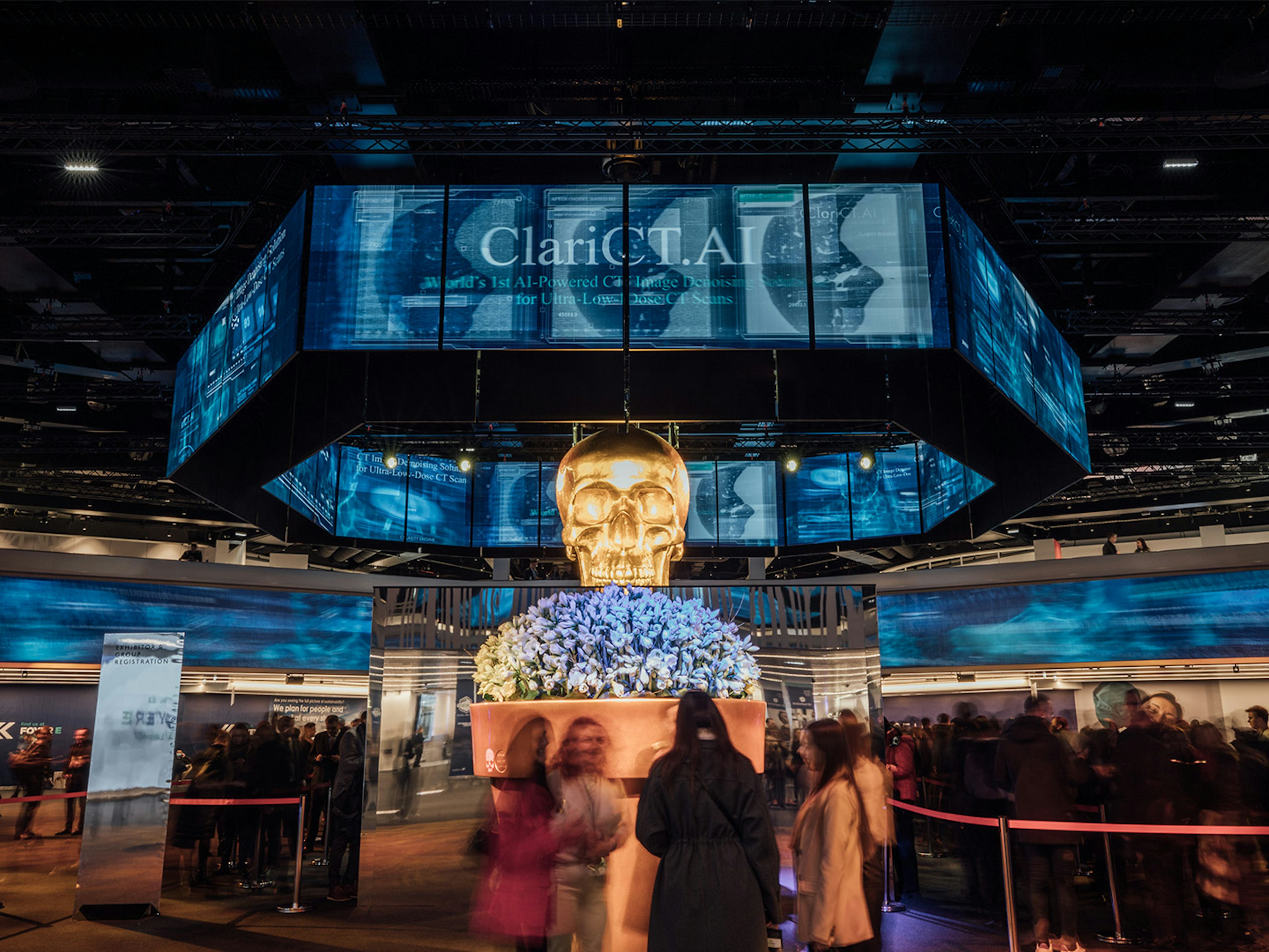 Foto: Goldener Totenkopf mit LED -Wand in Eingangshalle Austria Center Vienna