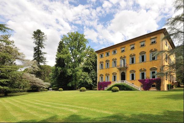 Period villa with garden and swimming pool.