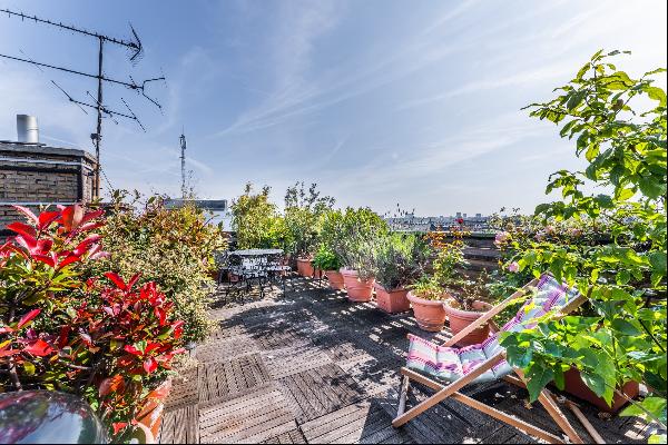 Paris 4th - Top floor apartment with panoramic terrace and monument views