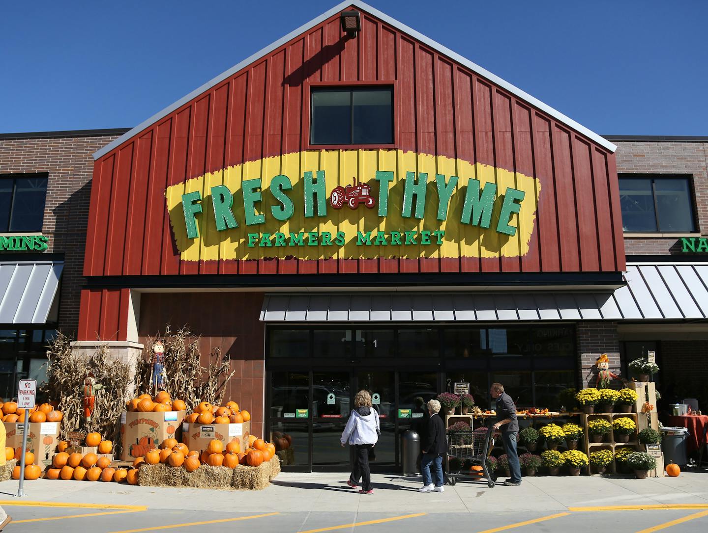 Customers walked into Fresh Thyme during its grand opening . ] (KYNDELL HARKNESS/STAR TRIBUNE) kyndell.harkness@startribune.com The Grand opening of Fresh Thyme in Bloomington Min., Wednesday September 30, 2015.