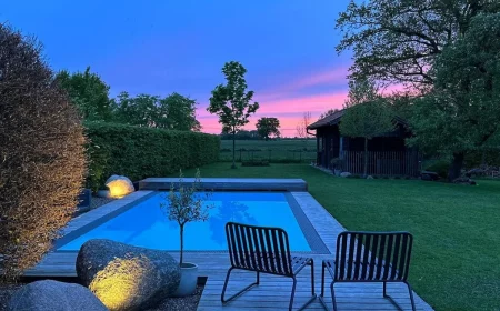 holzterrasse mit pool kies zwei stühle