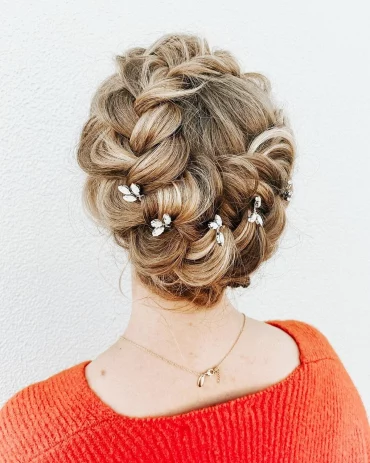 prachtvolle flechtfrisur mit franzoesischem zopf und accessoires hairbysueee