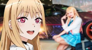 Imagen de My Dress-Up Darling: Cosplayer de Marin posa junto a coche tuneado con motivos del anime