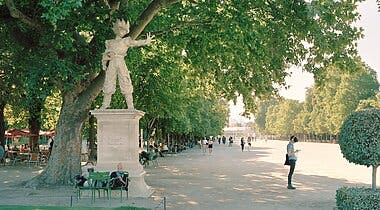 Imagen de ¿Una estatua de Goku en París? ¿Es real este monumento de Dragon Ball?